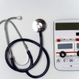 【海外駐在・海外留学】海外で病気や怪我をした場合に海外旅行保険は日本での治療費をカバーするの？【延長特約】