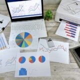【2026年】専業主婦（主夫）の株の利益は年間いくらまでOK?58万円？130万円？扶養と社会保険を解説